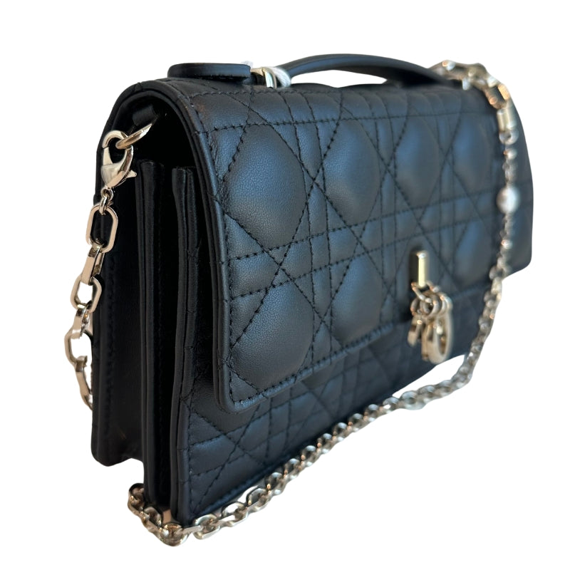 Christian Dior Top Handle
Black Lambskin
Silver-Toned Hardware
Pearls on Chain
Leather Handle
D.I.O.R Charms
Flap Closure 