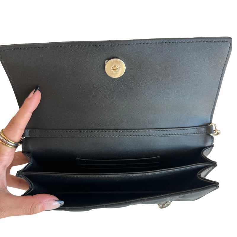 Christian Dior Top Handle
Black Lambskin
Silver-Toned Hardware
Pearls on Chain
Leather Handle
D.I.O.R Charms
Flap Closure 