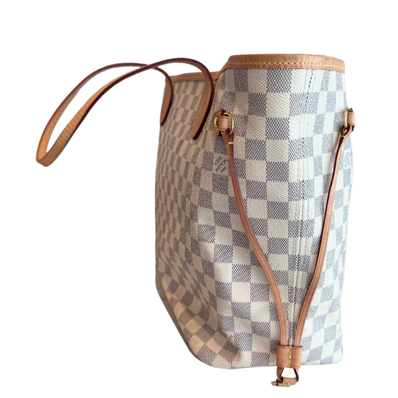 Louis Vuitton Neverfull MM
Neutrals Coated Canvas
Damier Azur Pattern
Brass Hardware
Leather Trim
Dual Shoulder Straps
Leather Trim Embellishment
Logo Jacquard Lining & Single Interior Pocket
Clasp Closure at Top
