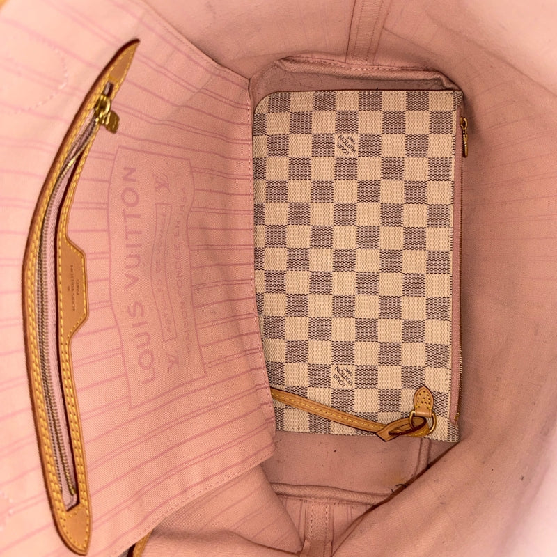 Louis Vuitton Neverfull MM
Neutrals Coated Canvas
Damier Azur Pattern
Brass Hardware
Leather Trim
Dual Shoulder Straps
Leather Trim Embellishment
Logo Jacquard Lining & Single Interior Pocket
Clasp Closure at Top
