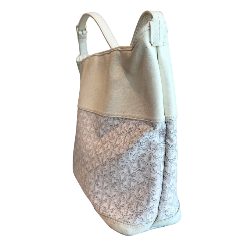 Goyard Grenadine Hobo
White
Colorblock Pattern
Goyardine
Silver-Toned Hardware
Leather Trim
Single Adjustable Shoulder Strap
Leather Trim Embellishment
Canvas Lining
Zip Closure 