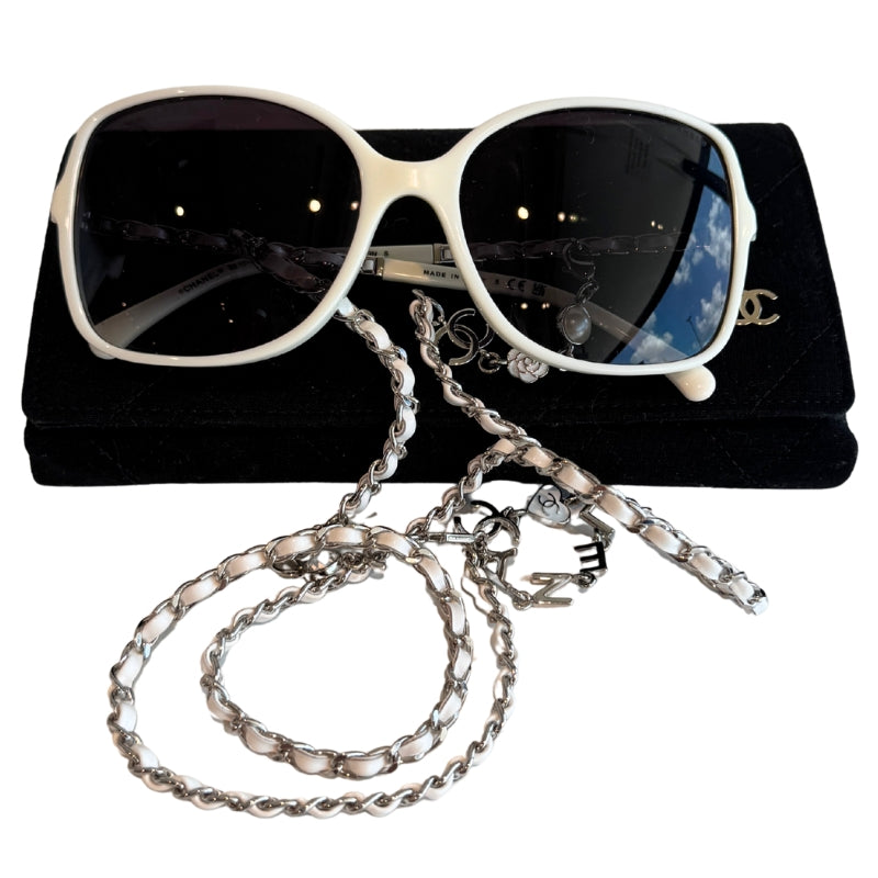 Chanel Square Logo Chain Sunglasses display picture 1