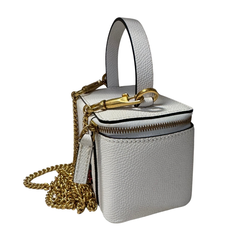 Valentino Vanity Case Mini
White Leather
Gold-Toned Hardware
Chain Link Shoulder Strap
Leather Lining 