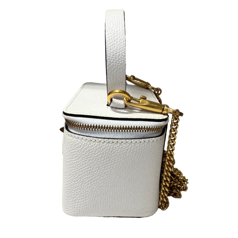 Valentino Vanity Case Mini
White Leather
Gold-Toned Hardware
Chain Link Shoulder Strap
Leather Lining 