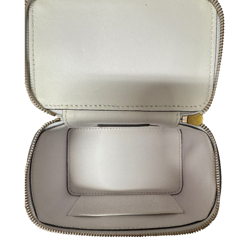 Valentino Vanity Case Mini
White Leather
Gold-Toned Hardware
Chain Link Shoulder Strap
Leather Lining 