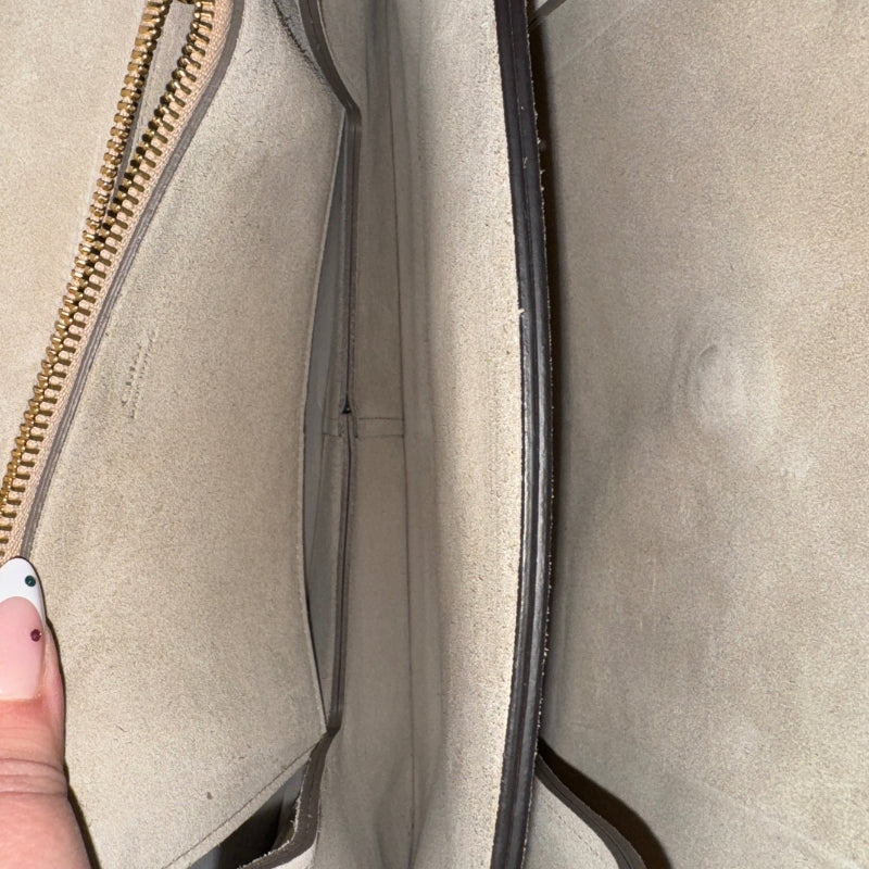 Chloe Faye Leather Shoulder Bag
Blue Leather
Multitonal Hardware
Suede Trim
Single Adjustable Shoulder Strap
Chain-Link Accents
Suede Lining 