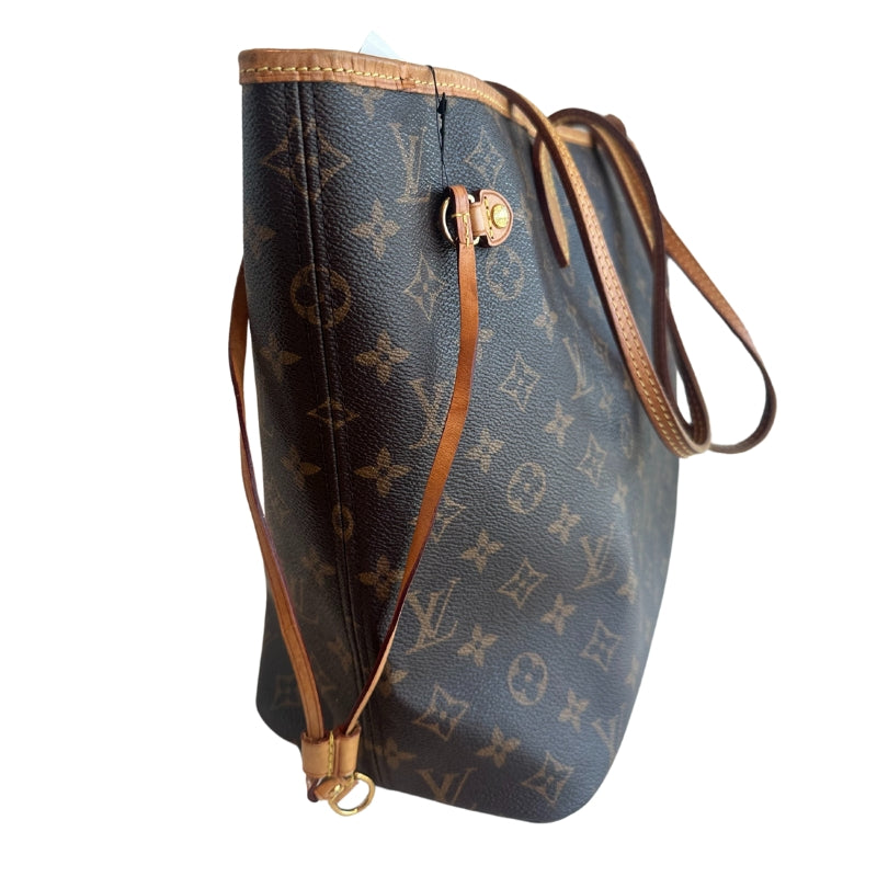 Louis Vuitton Neverfull MM
LV Monogram Print
Brown Coated Canvas
Brown Cowhide Leather
Gold-Toned Hardware
Hook Closure
Red Interior
Pouch Included 
