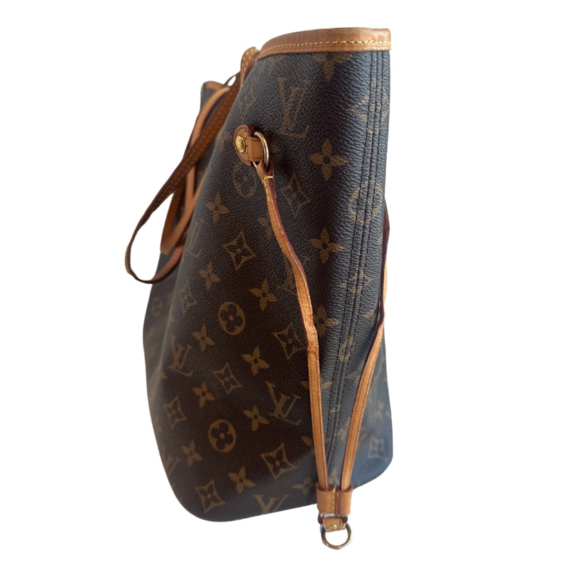 Louis Vuitton Neverfull MM
LV Monogram Print
Brown Coated Canvas
Brown Cowhide Leather
Gold-Toned Hardware
Hook Closure
Red Interior
Pouch Included 