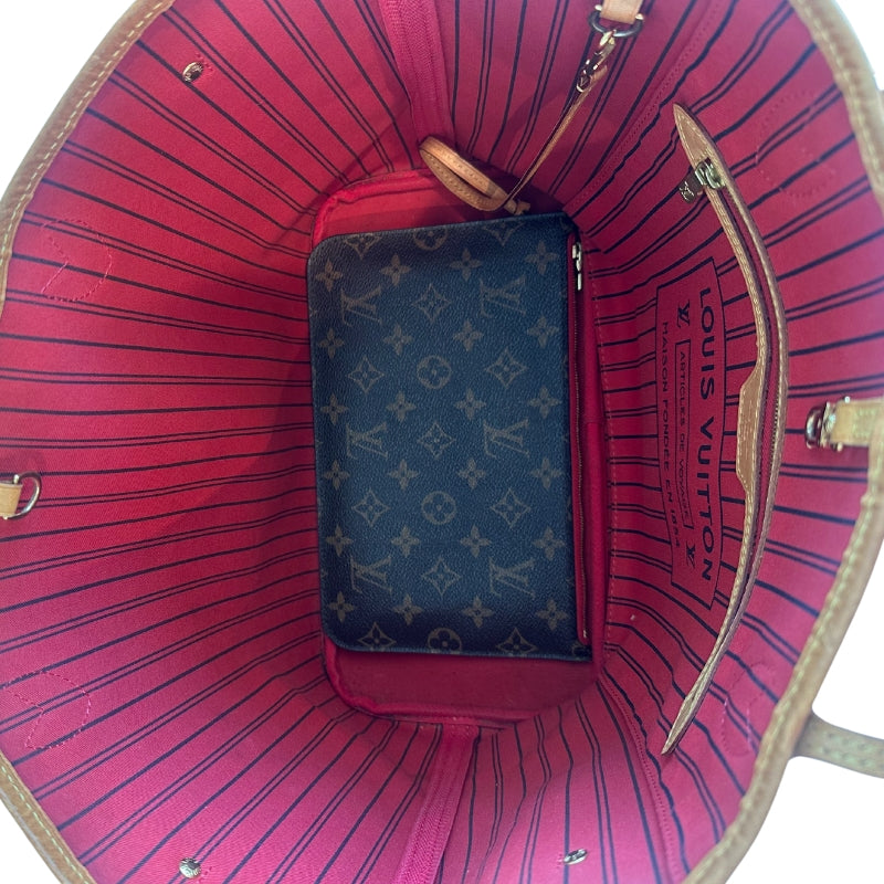 Louis Vuitton Neverfull MM
LV Monogram Print
Brown Coated Canvas
Brown Cowhide Leather
Gold-Toned Hardware
Hook Closure
Red Interior
Pouch Included 