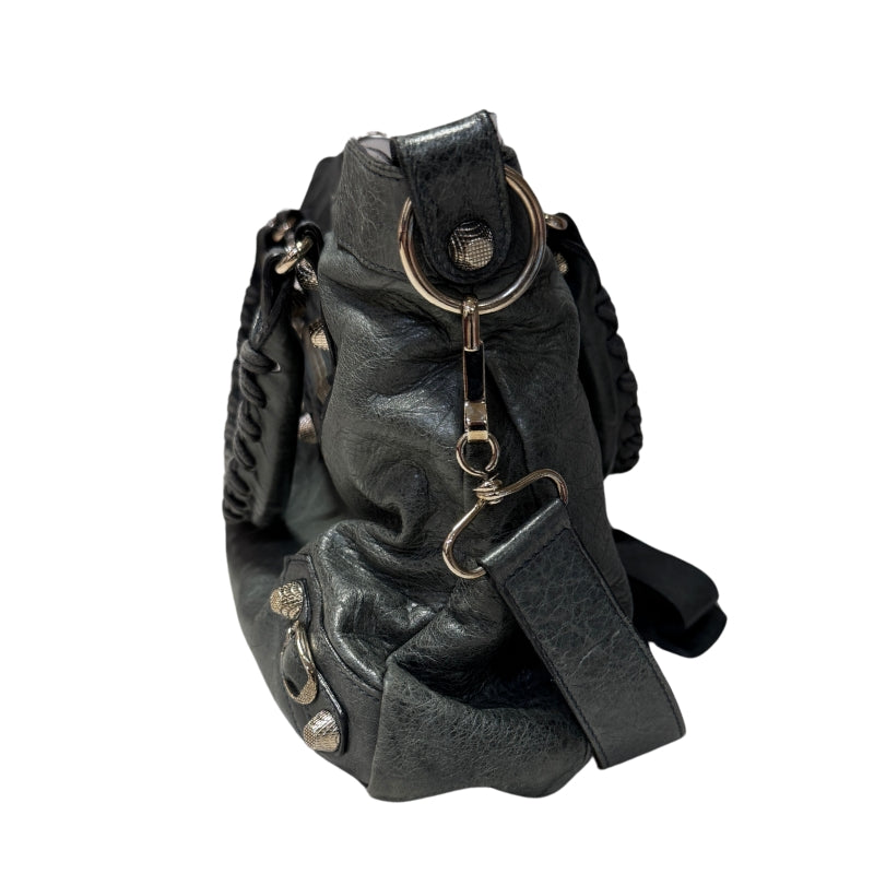 Balenciaga Motocross City
Blue Lambskin
Silver-Toned Hardware
Rolled Handles
Single Shoulder Strap
Poplin Lining 