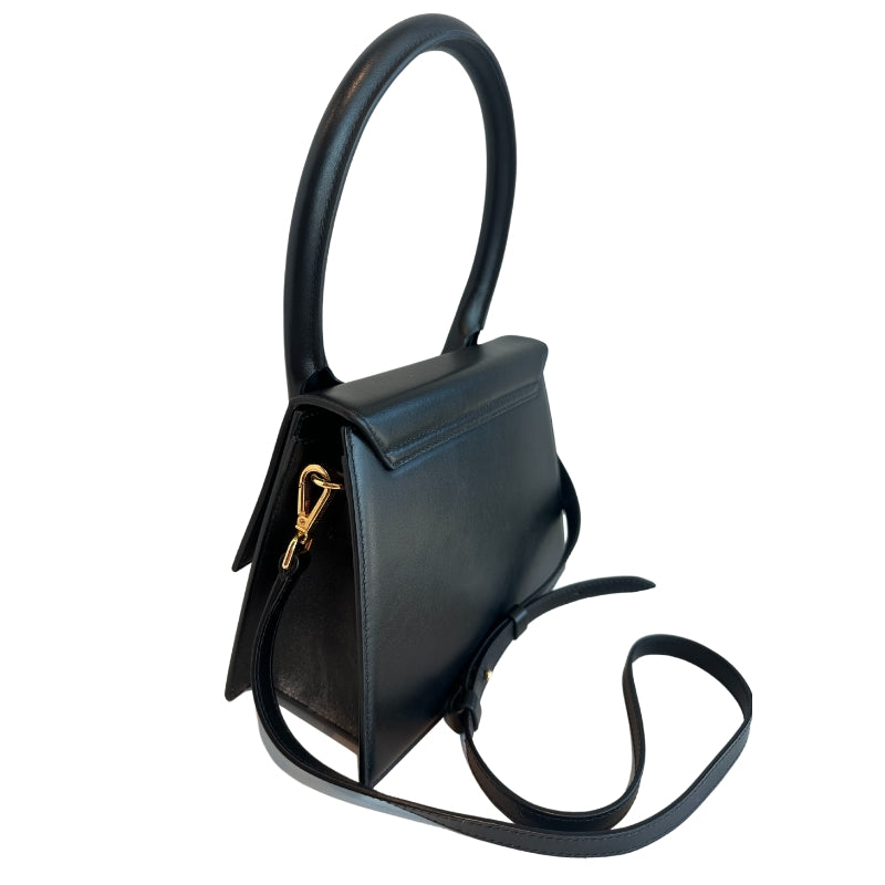 Jacquemus Top Handle Bag
White Leather
Gold Tone Hardware
Rolled Large Top Handle
Detachable Adjustable Shoulder Strap
Single Interior Pocket