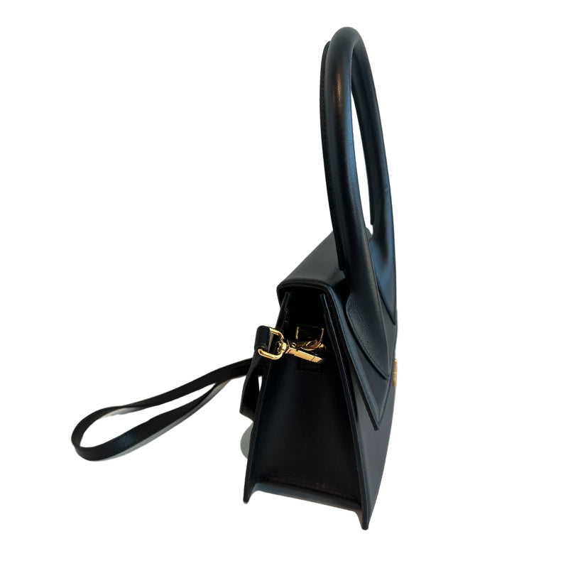 Jacquemus Top Handle Bag
White Leather
Gold Tone Hardware
Rolled Large Top Handle
Detachable Adjustable Shoulder Strap
Single Interior Pocket