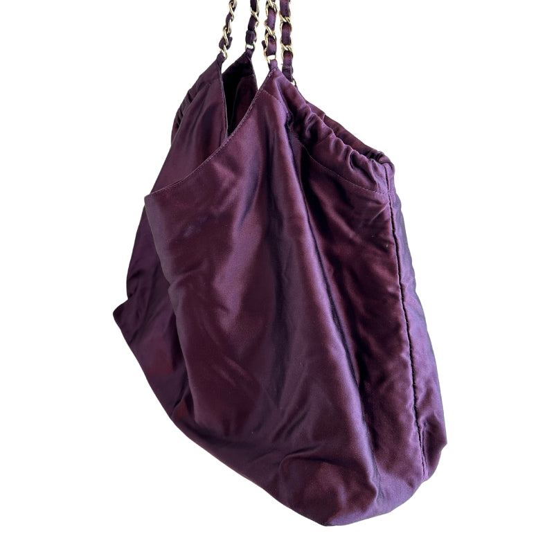 Chanel Coco Cabas XL
Purple Satin
Gold-Toned Hardware
CC Logo Charm
Leather Shoulder Handles
Fabric Lined Interior 