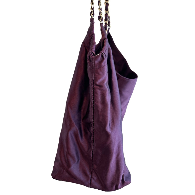 Chanel Coco Cabas XL
Purple Satin
Gold-Toned Hardware
CC Logo Charm
Leather Shoulder Handles
Fabric Lined Interior 