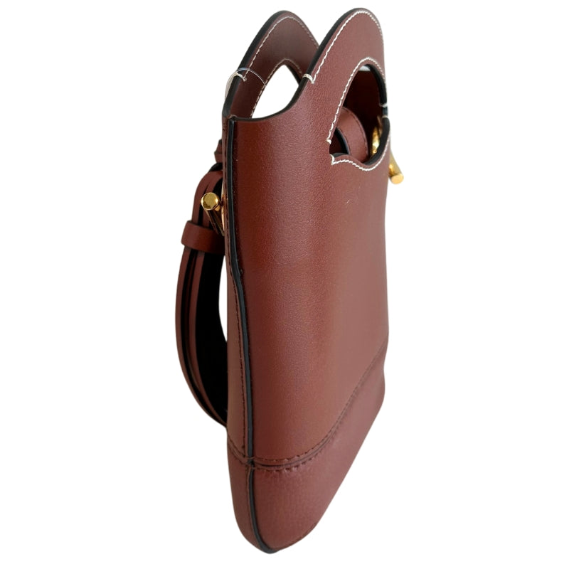 Chloe Mini Walden Bag
Phone Bag
Smooth Brown Leather
Gained Accents
Handles
Chain Strap Included
Gold-Toned Hardware