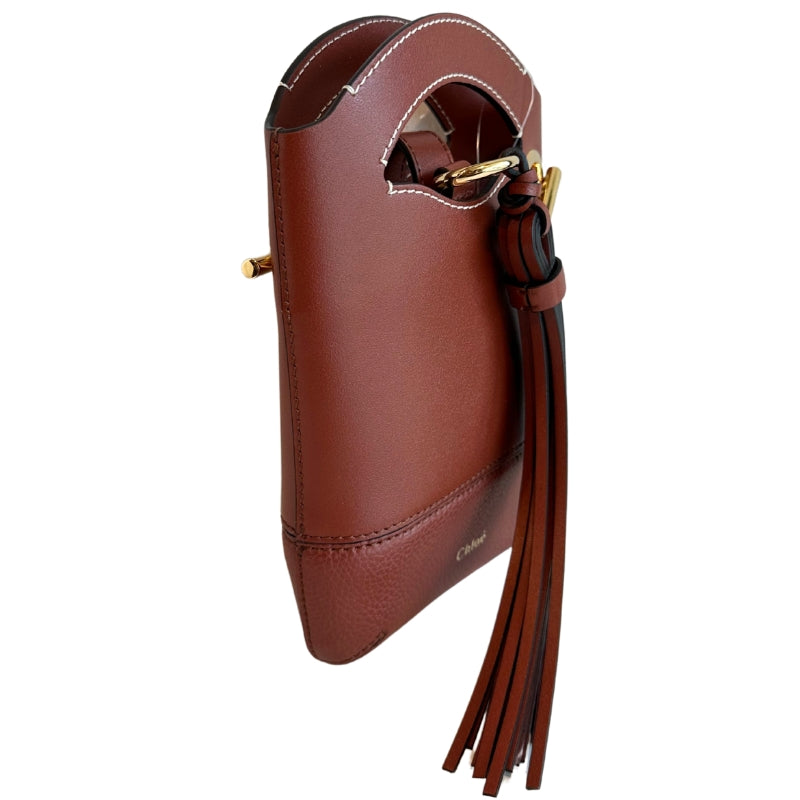 Chloe Mini Walden Bag
Phone Bag
Smooth Brown Leather
Gained Accents
Handles
Chain Strap Included
Gold-Toned Hardware