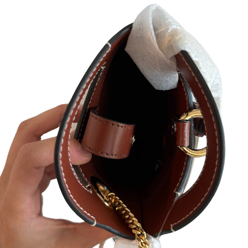 Chloe Mini Walden Bag
Phone Bag
Smooth Brown Leather
Gained Accents
Handles
Chain Strap Included
Gold-Toned Hardware