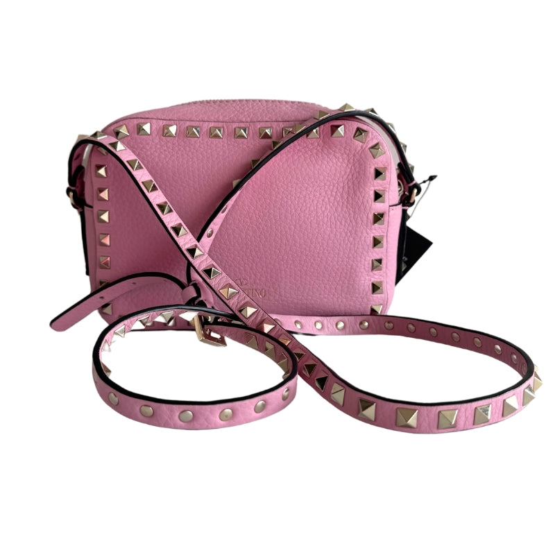 Valentino RockStud Bag
Pink Leather
Camera Crossbody Bag
Suede Interior
Pyramid Stud Detailing
Silver-Toned Hardware