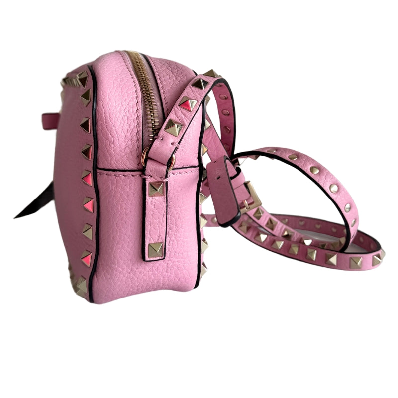 Valentino RockStud Bag
Pink Leather
Camera Crossbody Bag
Suede Interior
Pyramid Stud Detailing
Silver-Toned Hardware