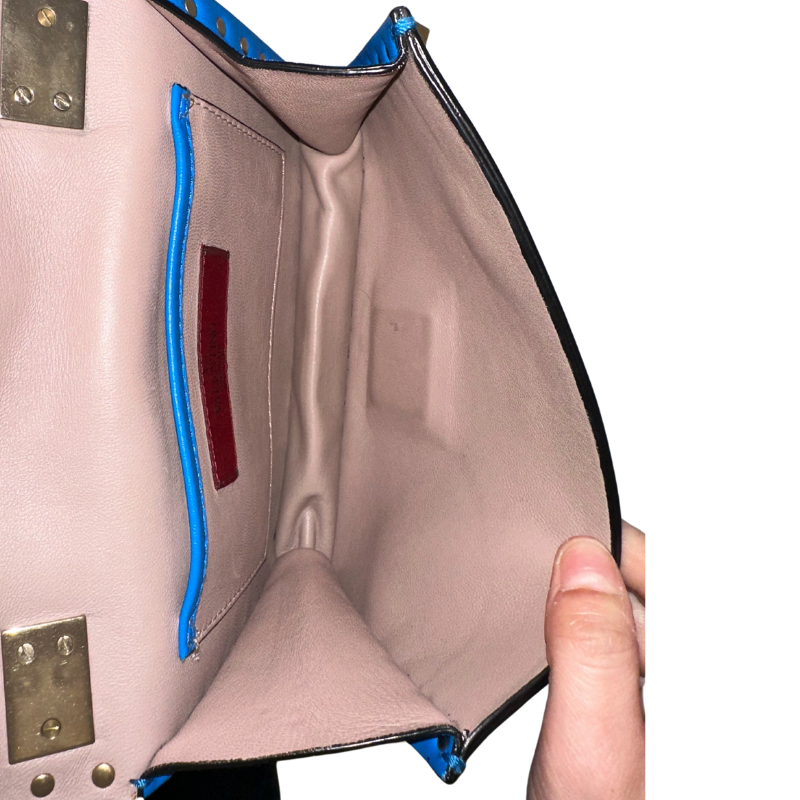 Valentino Rockstud Crossbody
Blue Leather
Front Flap
Silver-Toned Hardware
Crossbody Bag