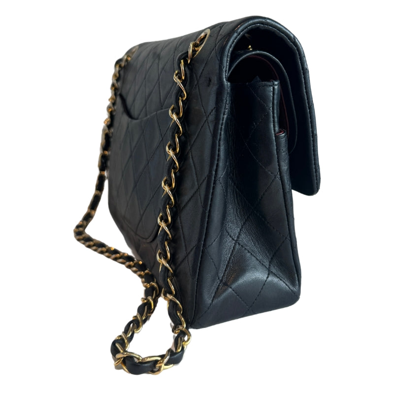 Chanel Multi-Tone Flap Bag
Multicolor Hardware
Single Interior Pocket
Diamond Leather
Turn-Lock Closure
Leather Lining
