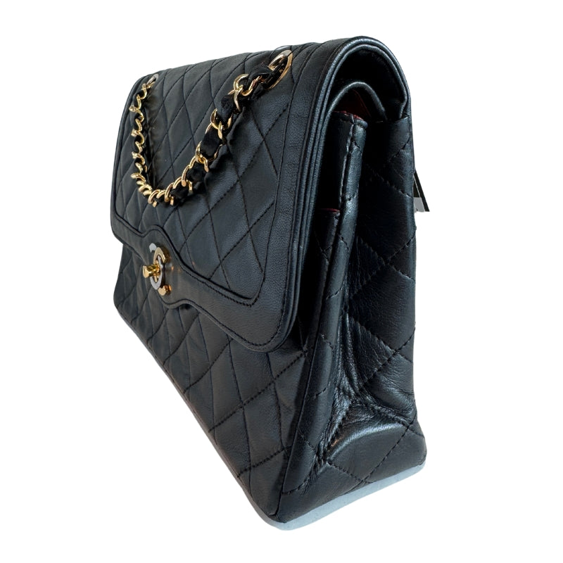 Chanel Multi-Tone Flap Bag
Multicolor Hardware
Single Interior Pocket
Diamond Leather
Turn-Lock Closure
Leather Lining