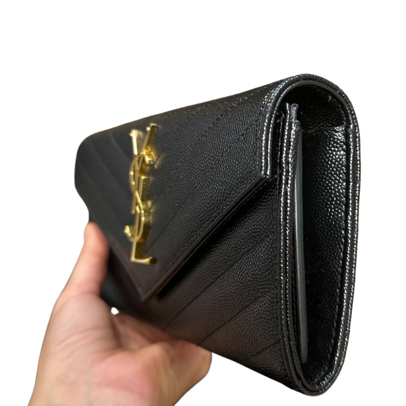 YSL Cassandra Wallet
Chevron Leather Wallet
Black Leather
Gold-Toned Hardware 