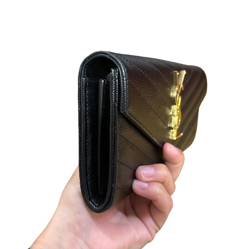 YSL Cassandra Wallet
Chevron Leather Wallet
Black Leather
Gold-Toned Hardware 