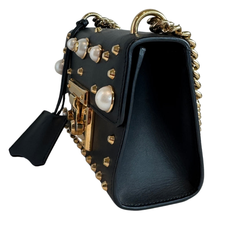 Gucci Padlock Shoulder Bag
Black Leather
Small Padlock
Gold Detail
Pearl Studs
Gold-Toned Hardware
Chain Link Shoulder Strap
Frontal Flap 
