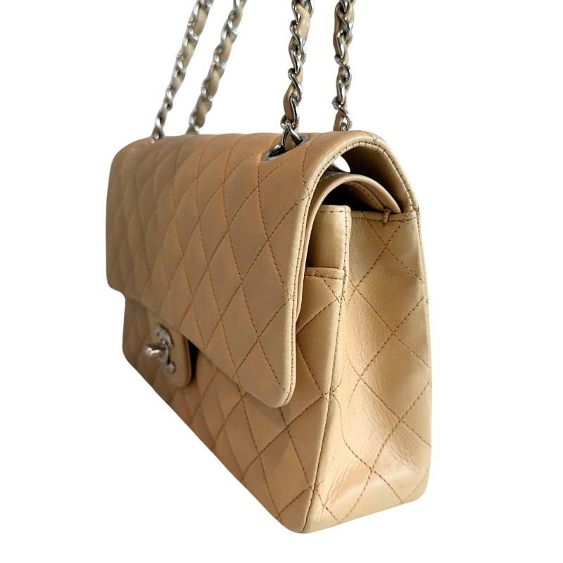 Chanel Classic Double Flap
Neutral Leather
Gold-Toned Hardware
Chain-Link Shoulder Strap
Single Exterior Pocket
Turn Lock Closure
Dust Bag and Box Included 