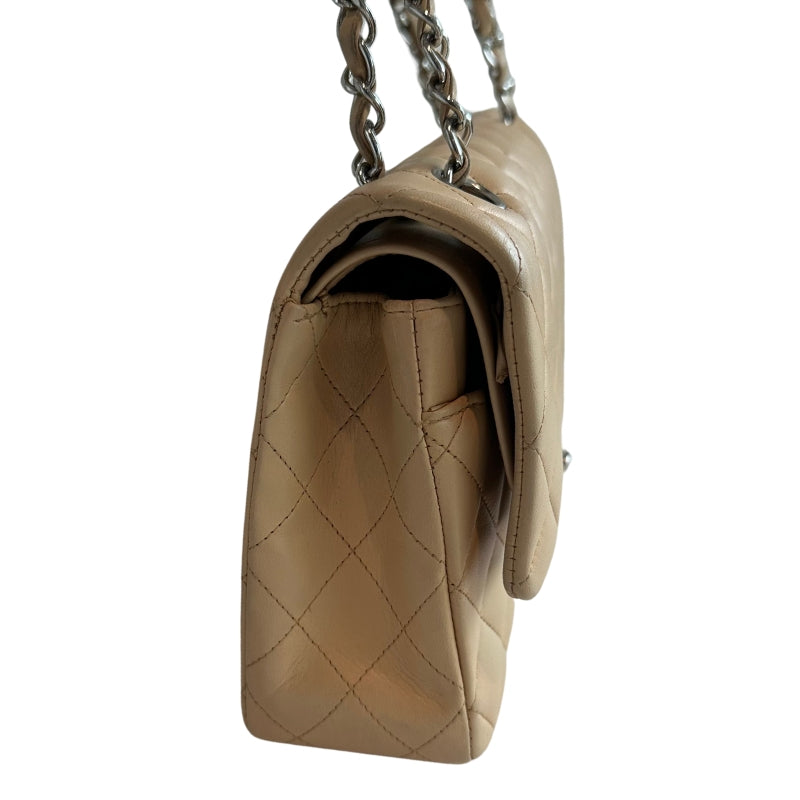Chanel Classic Double Flap
Neutral Leather
Gold-Toned Hardware
Chain-Link Shoulder Strap
Single Exterior Pocket
Turn Lock Closure
Dust Bag and Box Included 