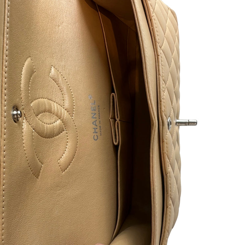 Chanel Classic Double Flap
Neutral Leather
Gold-Toned Hardware
Chain-Link Shoulder Strap
Single Exterior Pocket
Turn Lock Closure
Dust Bag and Box Included 