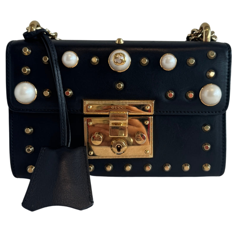 Gucci Padlock Shoulder Bag
Black Leather
Small Padlock
Gold Detail
Pearl Studs
Gold-Toned Hardware
Chain Link Shoulder Strap
Frontal Flap 