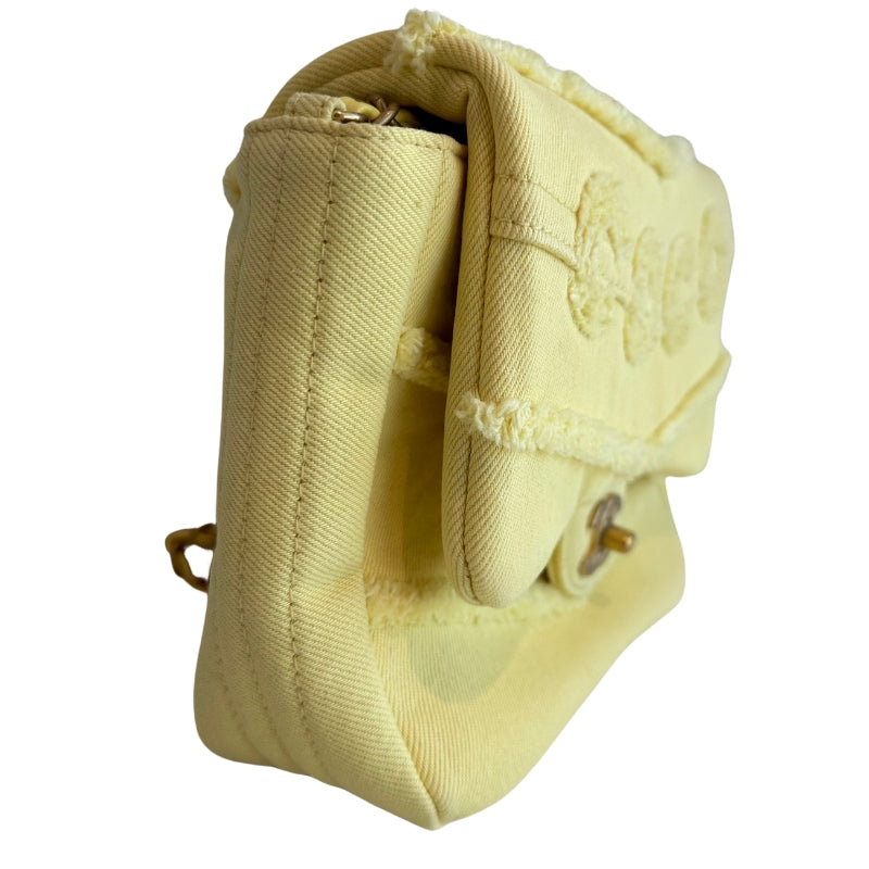 Chanel Coco Denim Flap Bag
Chanel Shoulder Bag
Yellow
Interlocking CC Logo
Gold-Toned Hardware
Single Exterior Pocket 