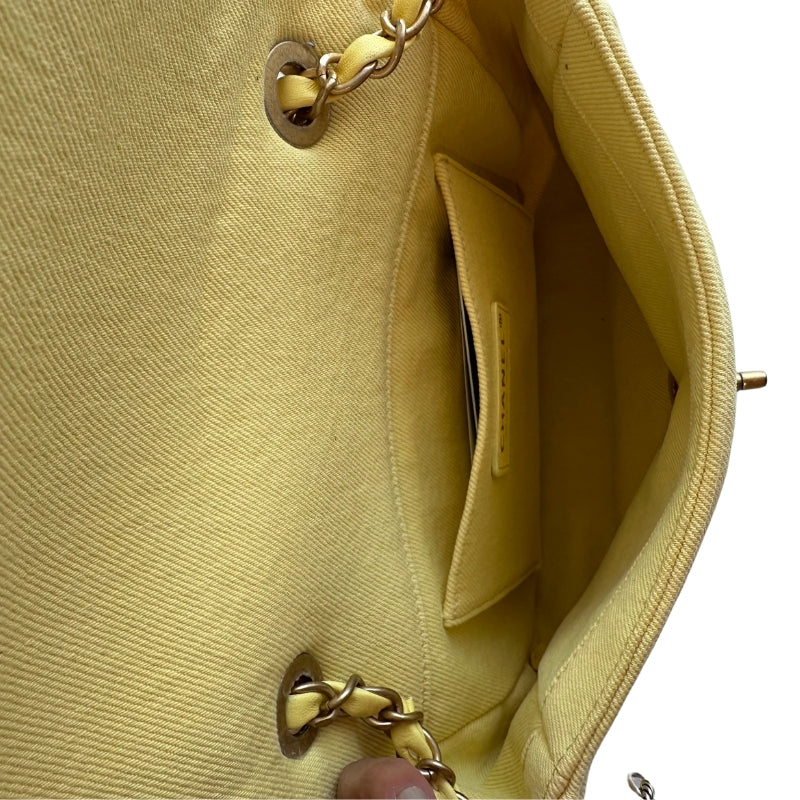 Chanel Coco Denim Flap Bag
Chanel Shoulder Bag
Yellow
Interlocking CC Logo
Gold-Toned Hardware
Single Exterior Pocket 