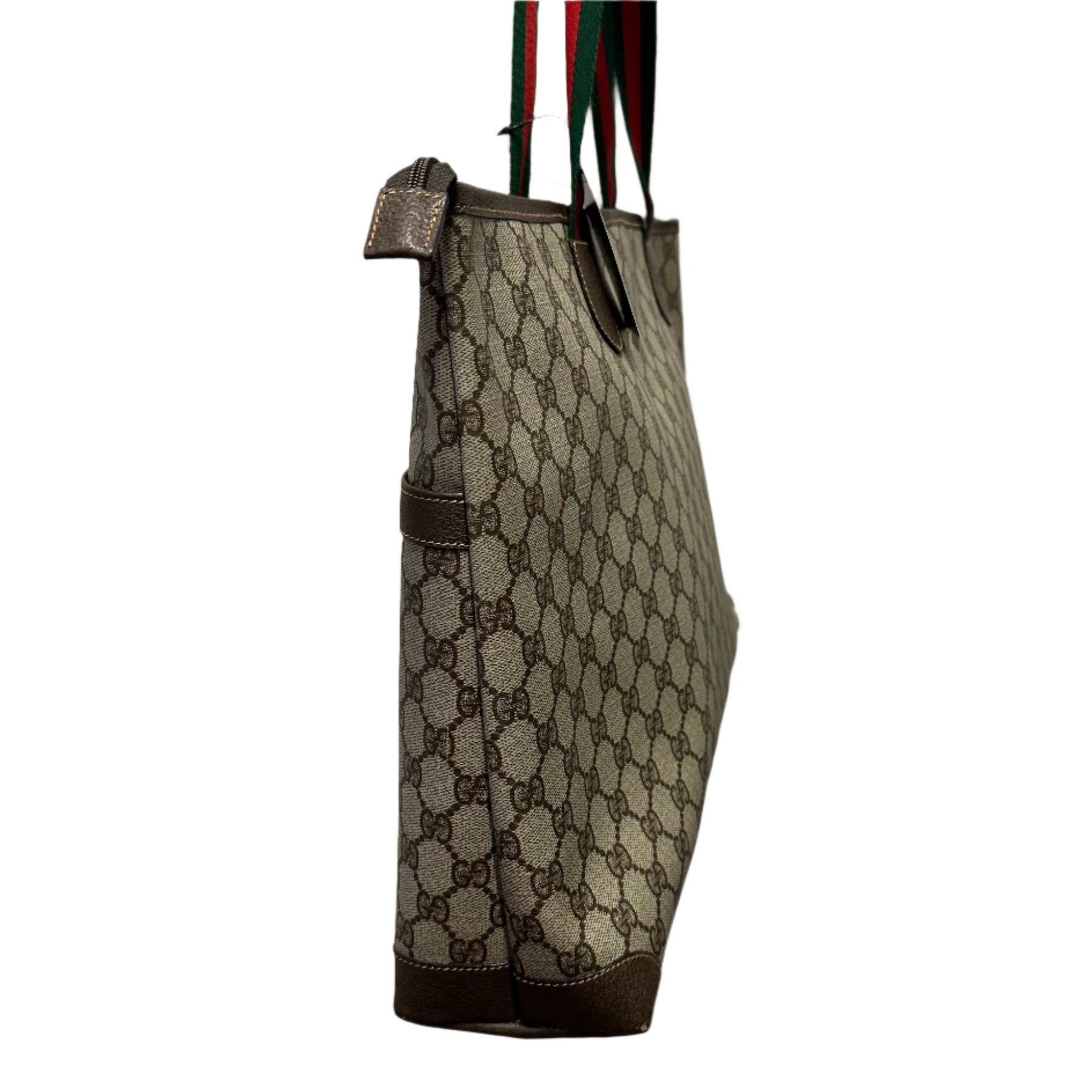 Gucci Boston Bag
Shoulder Tote
Brown Leather
GG Supreme
Leather Trim
Dual Shoulder Strap
Green & Red Strap
Canvas Lining
Zipper Closure at Top 