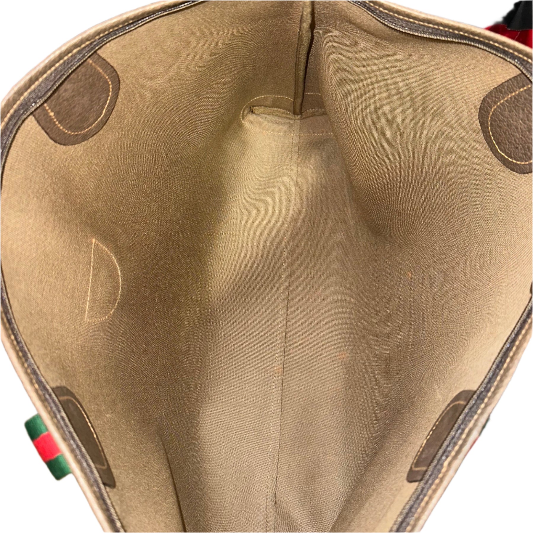 Gucci Boston Bag
Shoulder Tote
Brown Leather
GG Supreme
Leather Trim
Dual Shoulder Strap
Green & Red Strap
Canvas Lining
Zipper Closure at Top 