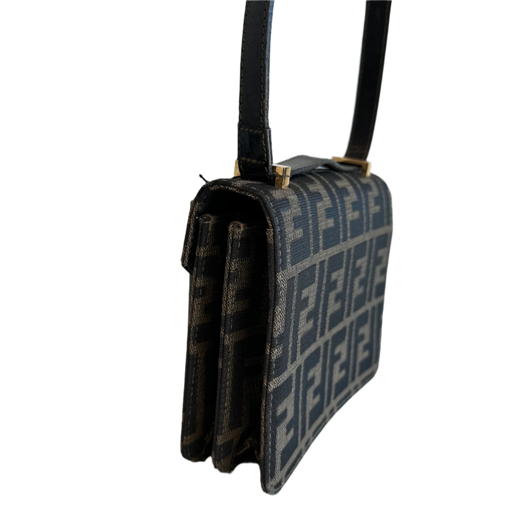 Fendi Zucca Flap Crossbody
Zucca Calfskin in Brown
Dark Brown Leather Strap
Push Lock Closure 