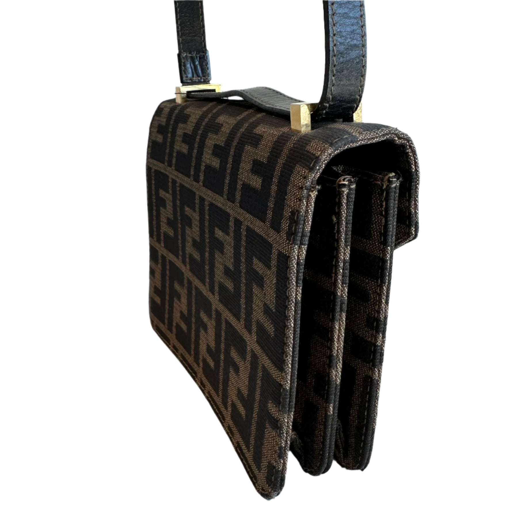 Fendi Zucca Flap Crossbody
Zucca Calfskin in Brown
Dark Brown Leather Strap
Push Lock Closure 