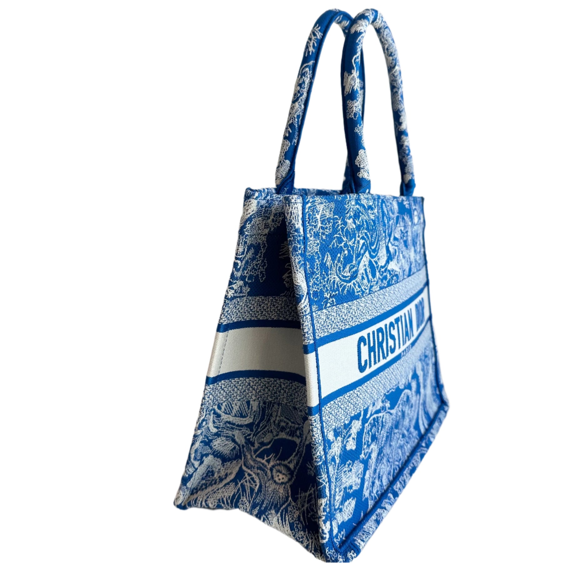 Christian Dior Book Tote
Blue Canvas
Graphic Print
Toile de Jouy
Rolled Handles
Embroidered
Open Top 