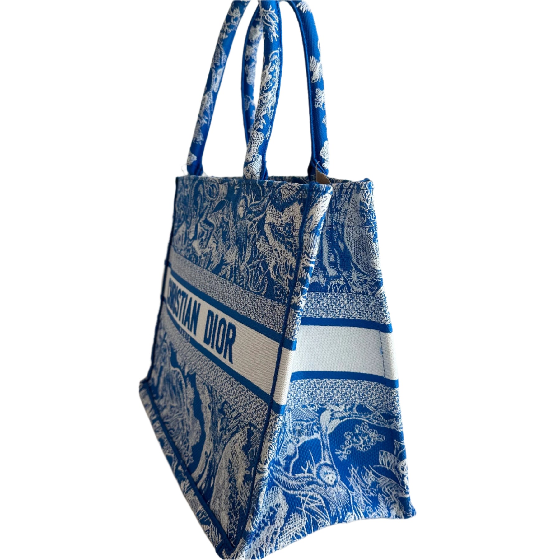 Christian Dior Book Tote
Blue Canvas
Graphic Print
Toile de Jouy
Rolled Handles
Embroidered
Open Top 