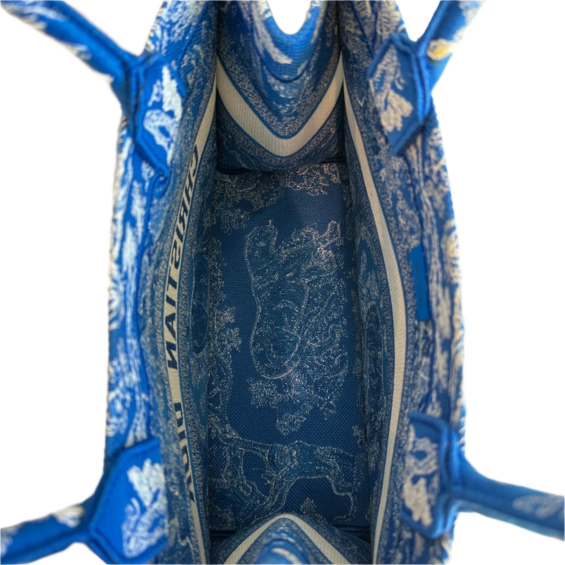Christian Dior Book Tote
Blue Canvas
Graphic Print
Toile de Jouy
Rolled Handles
Embroidered
Open Top 