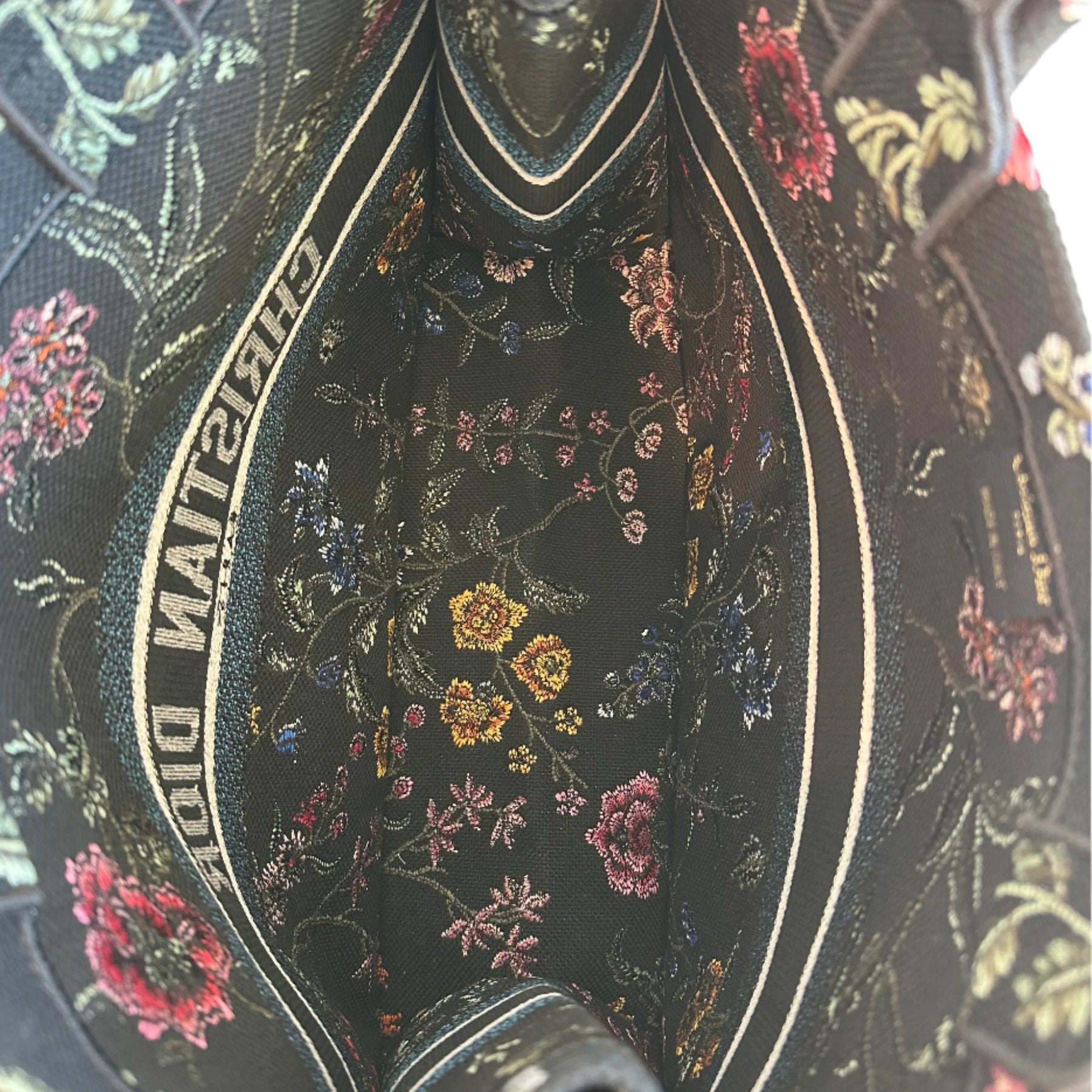 Christian Dior Book Tote
Multicolor Floral Canvas
Black Canvas
Embroidered
Open Top 