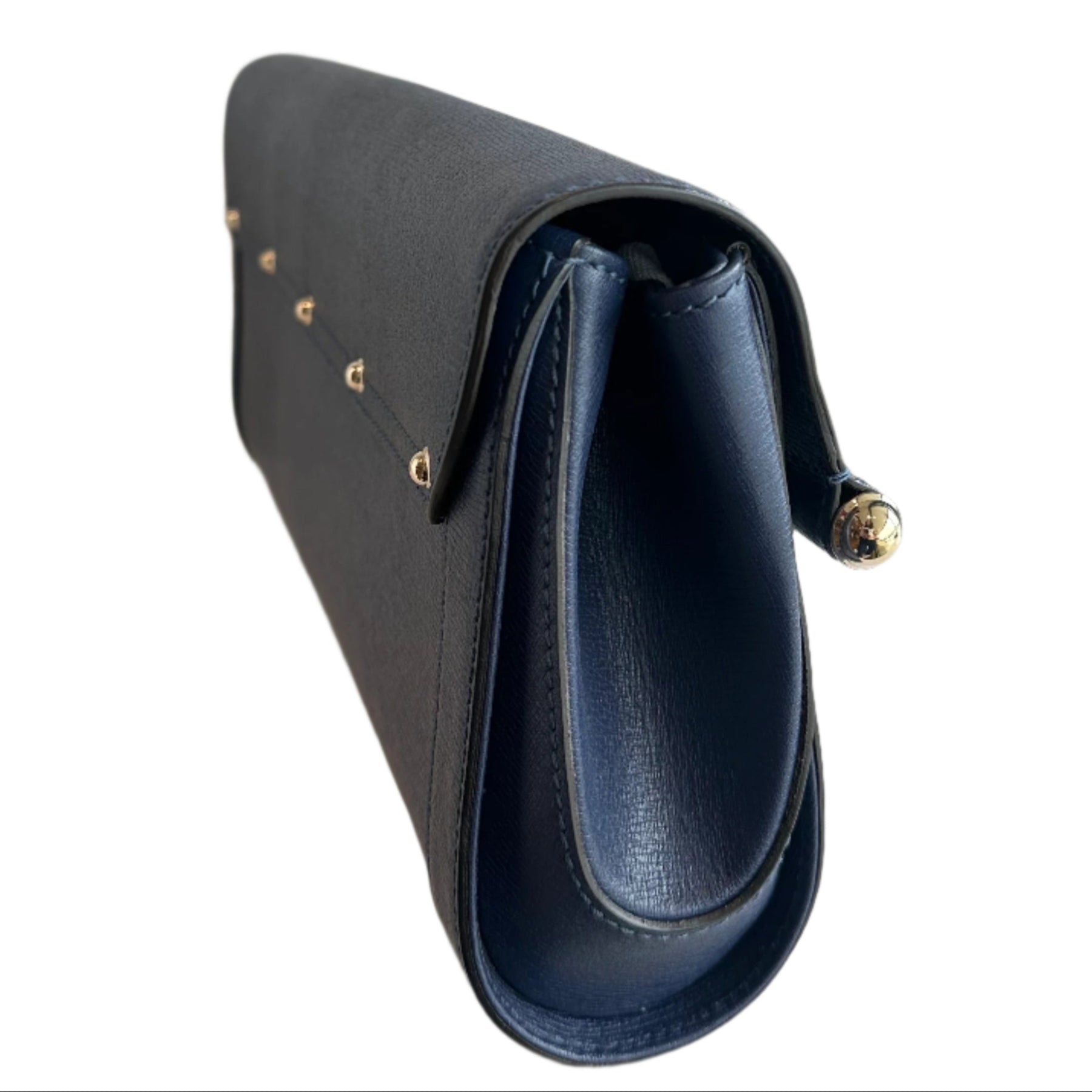 Gucci Bamboo Clutch
Blue Leather
Bamboo Accent
Single Exterior Pocket
Nylon Lining
Dual Interior Pockets with Card Slots
Snap Closure 