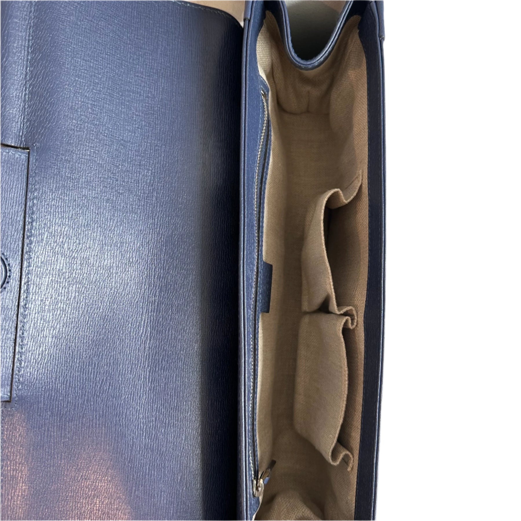Gucci Bamboo Clutch
Blue Leather
Bamboo Accent
Single Exterior Pocket
Nylon Lining
Dual Interior Pockets with Card Slots
Snap Closure 
