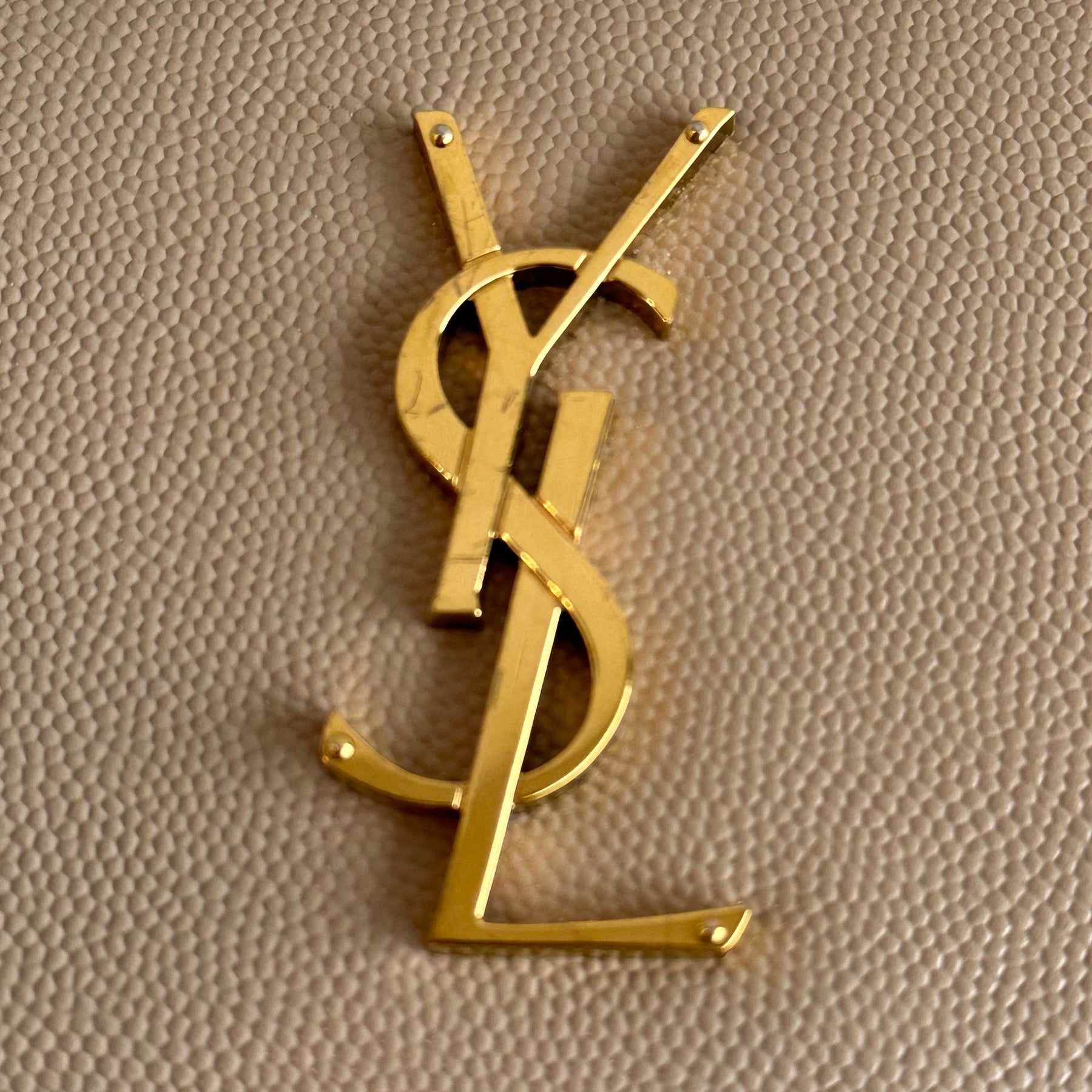 YSL Belt Bag
Beige Calfskin
Monogram
Gold-Toned Hardware
Adjustable Belt Strap
Crossover Flap
Zipper Compartment 