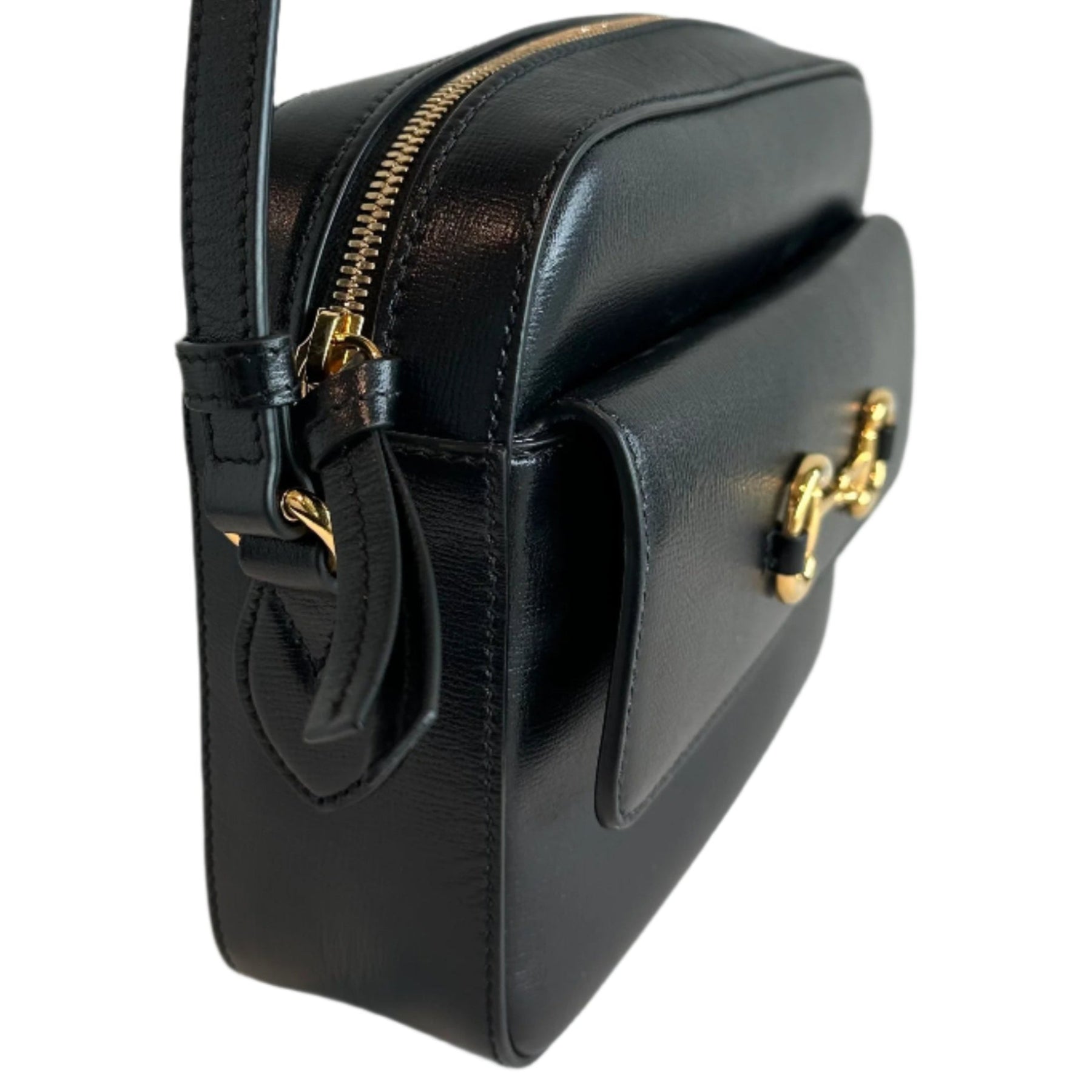 Gucci Calfskin Shoulder Bag
Smooth Black Leather
Gold Horse-Bit Detail
Top Zipper
Beige Leather Fabric 