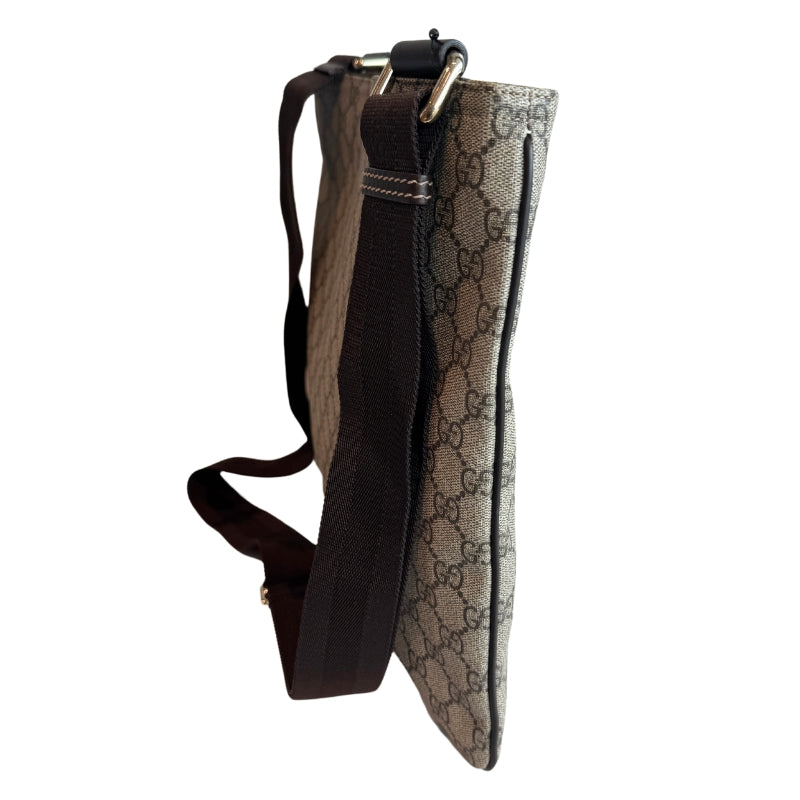 Gucci Supreme Crossbody
Flat Messenger
Dark Brown
GG Supreme
Monogram-Coated Canvas
Brown Nylon Crossbody Strap
Top Zipper 