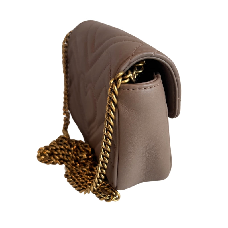 Gucci Mini Marmont Bag
Dusty Pink
Mini Matelasse
Double G Hardware
Gold-Toned Hardware
Chain Shoulder Strap