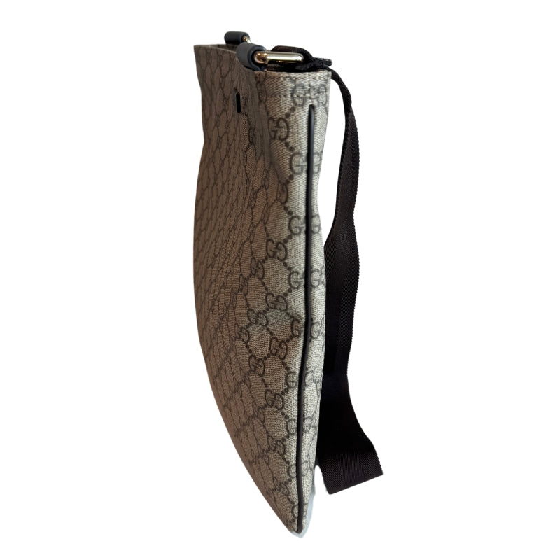 Gucci Supreme Crossbody
Flat Messenger
Dark Brown
GG Supreme
Monogram-Coated Canvas
Brown Nylon Crossbody Strap
Top Zipper 